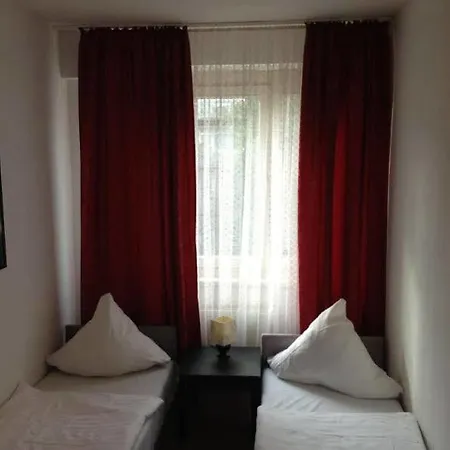 Schwarzer Baer Otel 3*